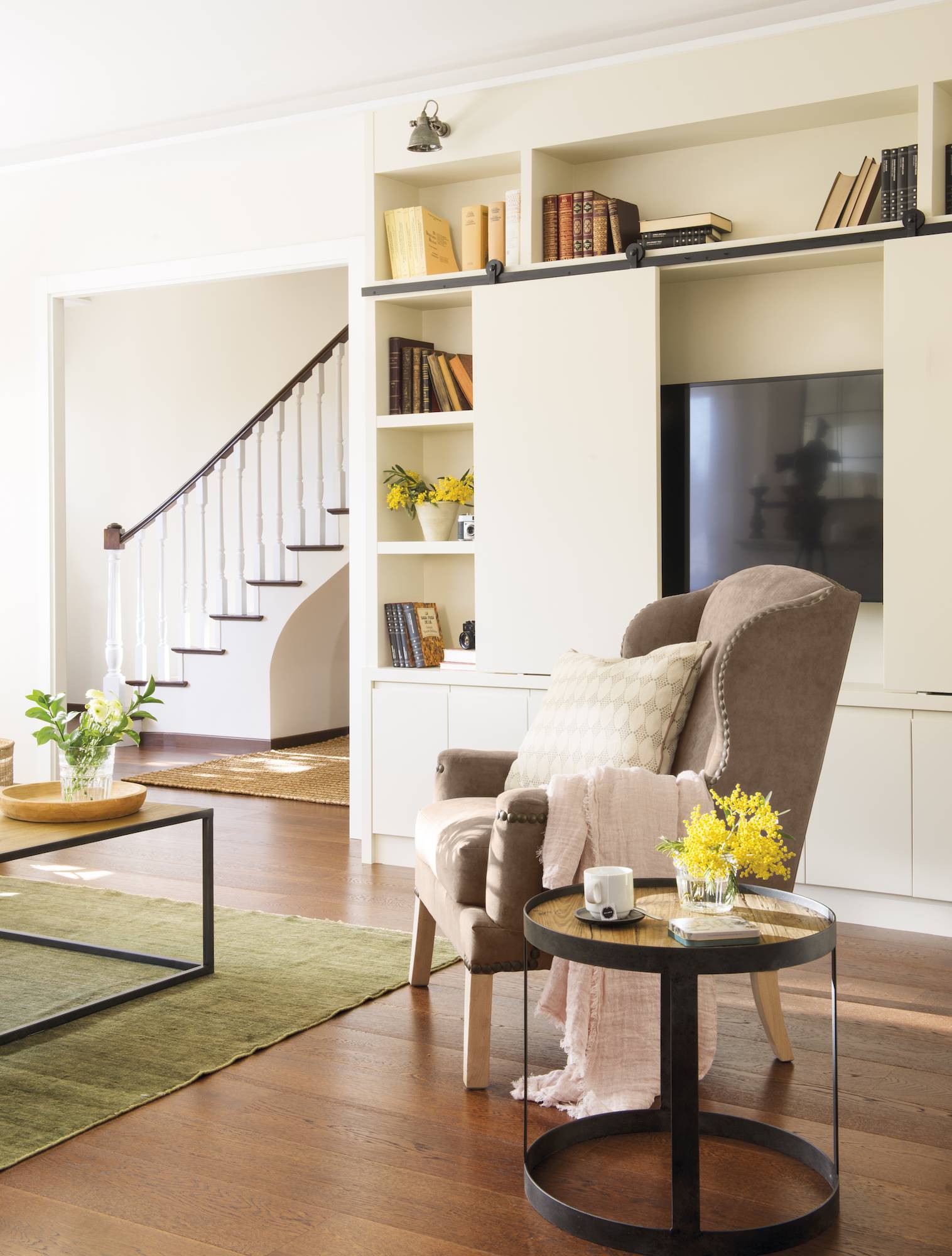 seis ideas para ocultar o camuflar la televisión en tu salón